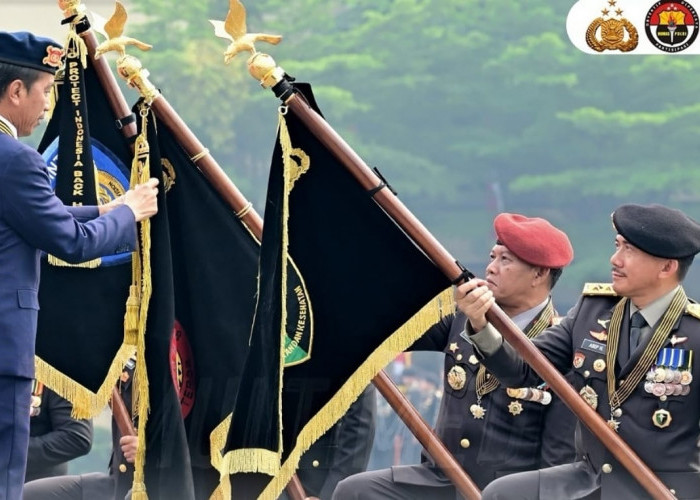 Momen Langka 7 Jenderal Bintang 3 Bawa Bendera Satuan Polri, Dapat Tanda Kehormatan Dari Presiden Jokowi