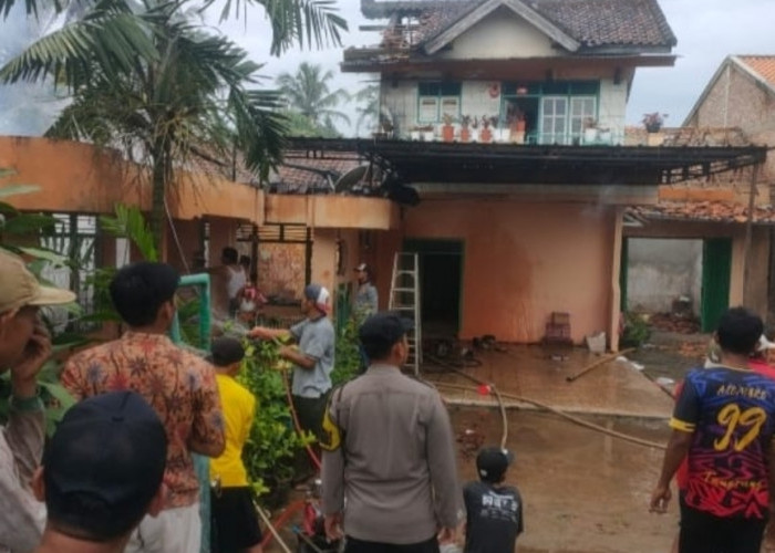 Diduga Lupa Cabut Charger Handphone Saat Ditinggal Pergi, Rumah Warga Di Pringsewu Dilahap Si Jago Merah