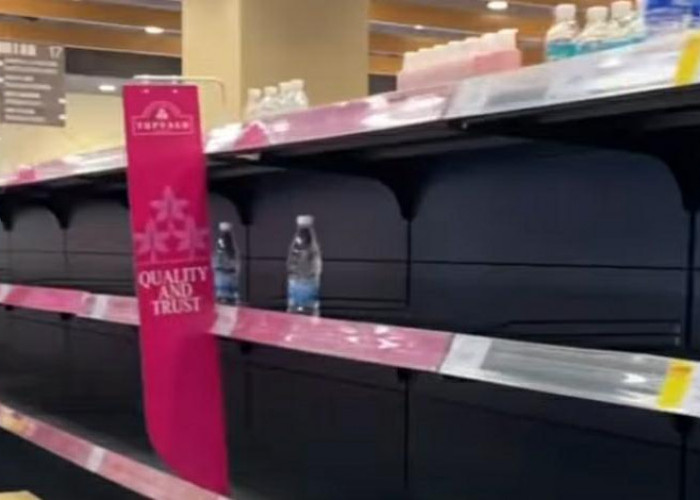 Ludes! Warga Malaysia Panic Buying Air Mineral di Supermarket