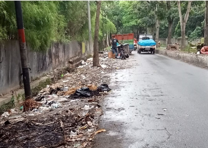 Miris, Sampah Plastik Sortiran Berserakan di Jalan Belakang Kampus UIN