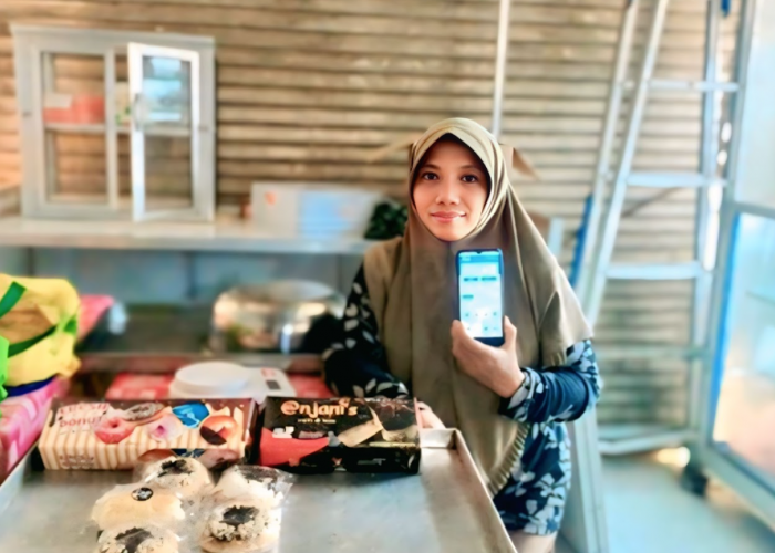Bangkit dari Keterbatasan, Usaha Kue Tantiningsih Kini Topang Ekonomi Keluarga Berkat Sinergi Holding UMi
