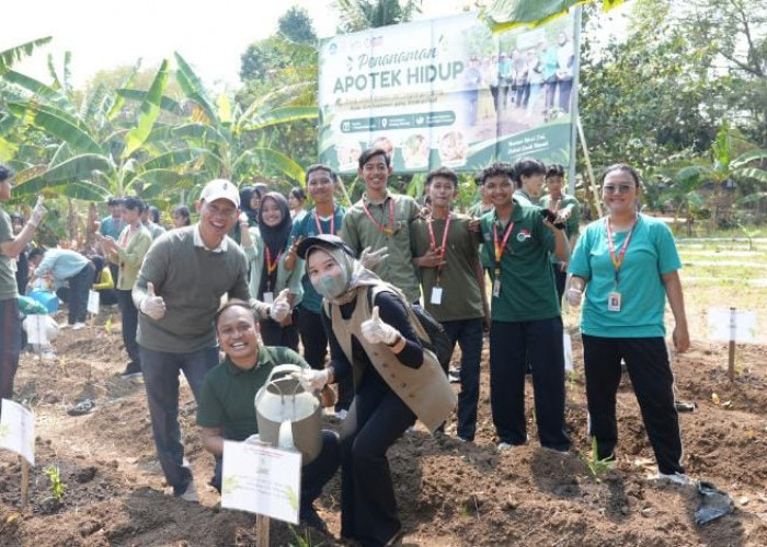 PKKMB Hari Kedua Teknokrat Diwarnai Aksi Hijau Maba Tanam Herbal hingga Tebar Benih Ikan