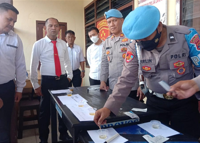 Mendadak, Kasatresnarkoba Polres Lampung Barat Tes Urine, Hasilnya 