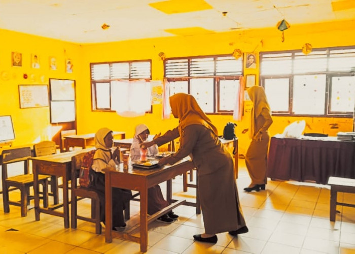 Hanya Ada Dua Siswa Baru di SDN 1 Gedung Meneng, Guru Tetap Semangat dan Ingatkan Ini