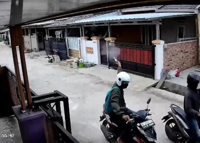 Aksi Koboi Pelaku Curanmor Terekam CCTV, Dua Pelaku Lepaskan Tembakan Saat Gasak Motor