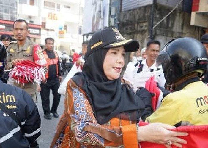 Jelang HUT RI, Walikota Bagikan Ribuan Bendera Merah Putih di Jalanan