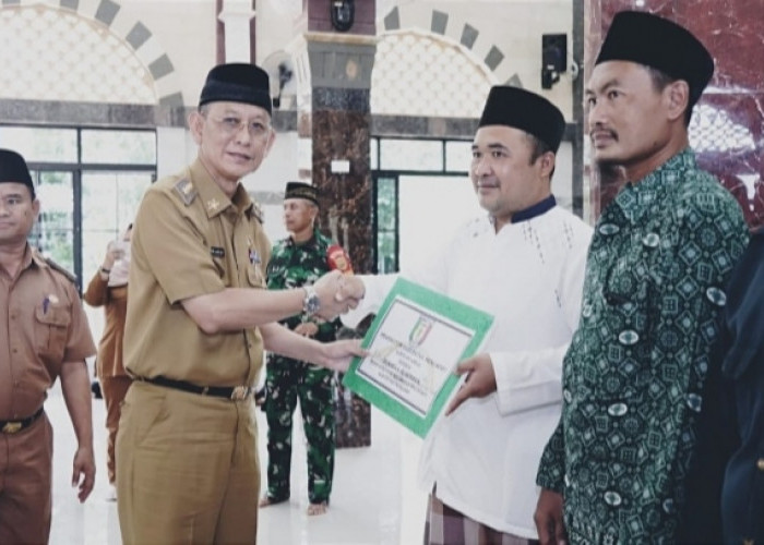 Pj. Bupati Pringsewu Serahkan Bantuan untuk Masjid dan Lembaga Keagamaan