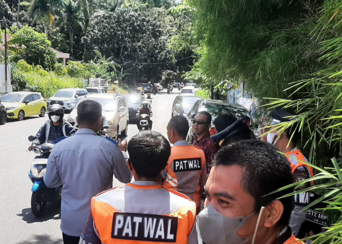 Dishub Bandar Lampung Tertibkan Kendaraan Parkir di Bahu Jalan Rasuna Said