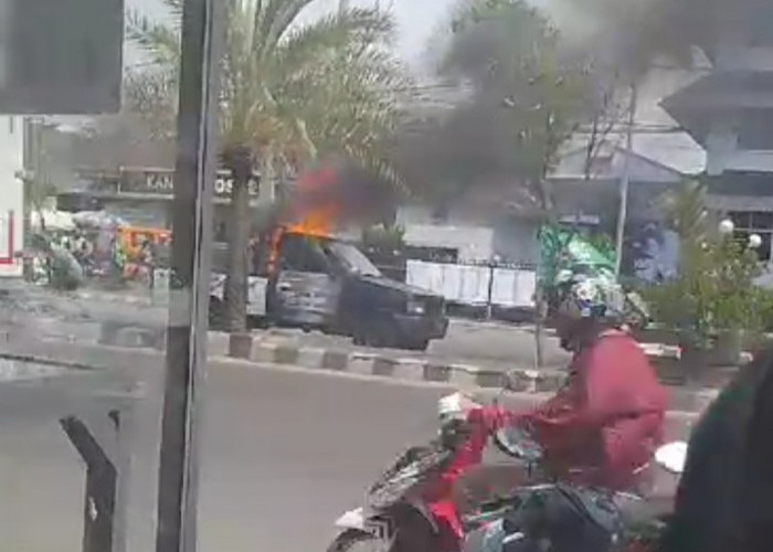 Mobil Pick Up Pembawa Barang Elektronik Terbakar 