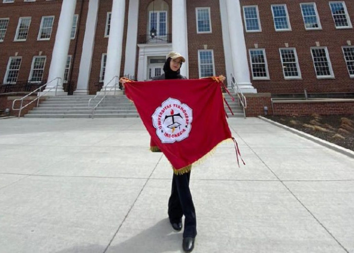 Sampai di Amerika, Mahasiswi UTI Bentangkan Bendera Kampus