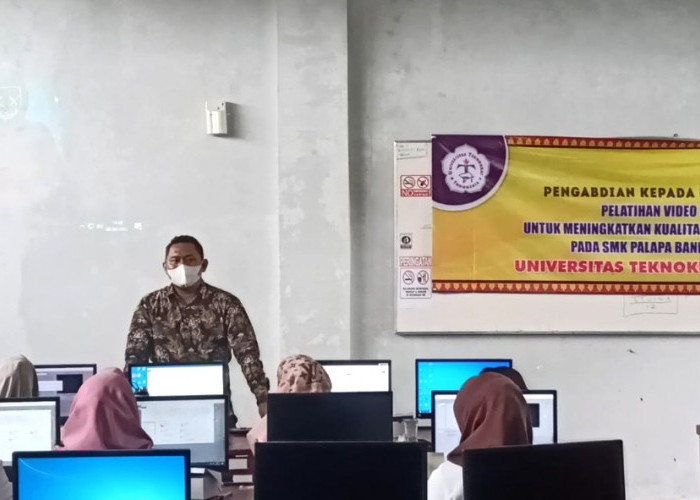 Tim PKM UTI Beri Pelatihan Editing Video ke SMK Palapa 