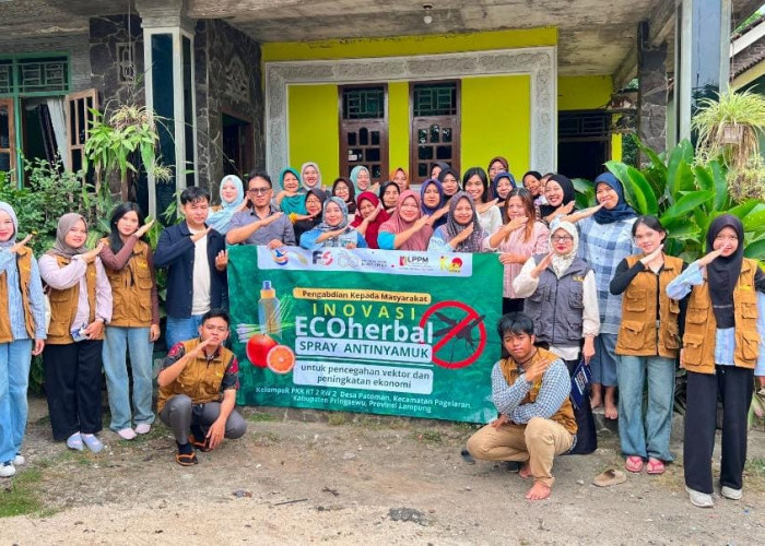 Tim Dosen Itera Latih Ibu PKK Patoman Buat ECOherbal Spray Antinyamuk