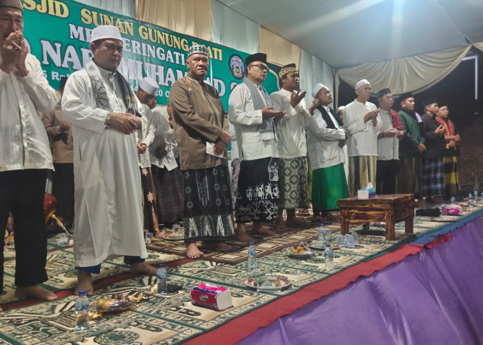 Zikir dan Sholawat Meriahkan Peringatan Maulid Nabi di Masjid Sunan Gunung Djati