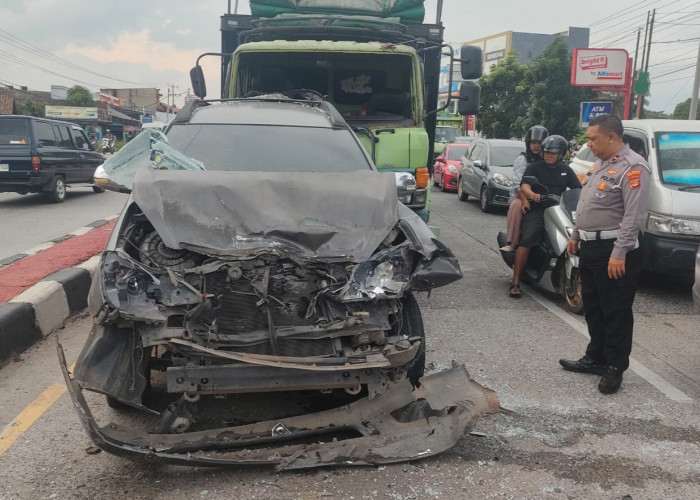 Diduga Karena Rem Blong, Truk Hino Muatan Sapi Tabrak Dua Mobil dan Satu Bus, Tidak Ada Korban Jiwa 