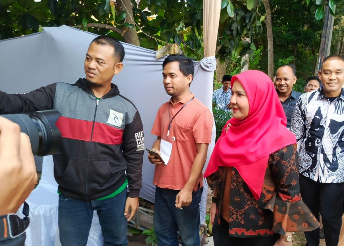 Kunjungi TPS 19, Wali Kota Bandar Lampung Eva Dwiana Minta Bawaslu Usut Kasus Surat Suara Tercoblos