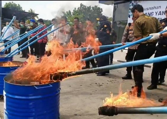 Sebanyak 28,5 Juta Batang Rokok dan 2.000 Liter Minuman Mengandung Alkohol Illegal Dimusnahkan