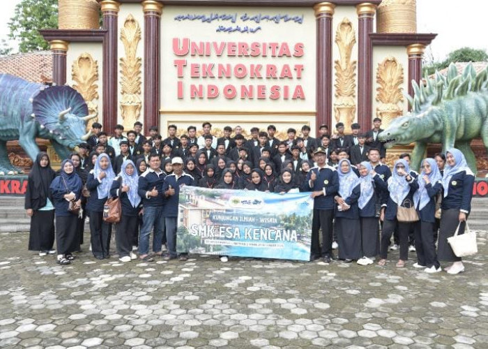 Tim Mobil ListrikTeknokrat Kenalkan Teknologi Kendaraan Ramah Lingkungan di SMK Esa Kencana