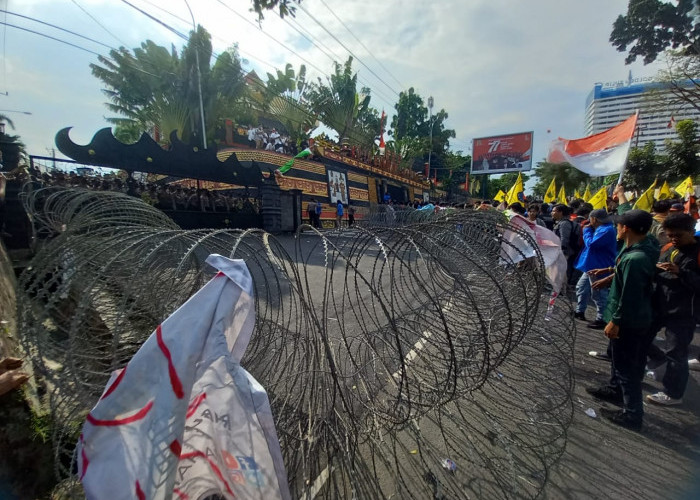 Gerbang Gedung DPRD Bandar Lampung Terpasang Kawat Berduri, Peserta Gelar Orasi di Tengah Jalan