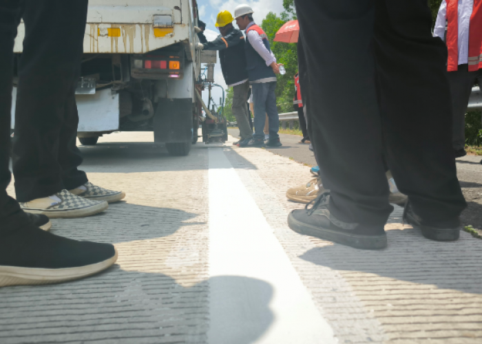 Uji Coba Marka Jalan Tol Bakter Gunakan Inovasi Bahan Getah Pinus dan Olahan Minyak Kelapa Sawit