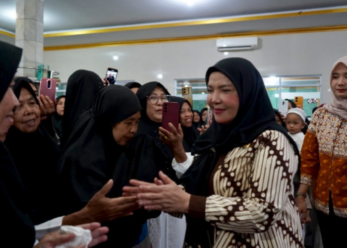 Bunda Eva Berikan Bantuan Pembangunan Masjid Al-Ikhlas Saat Safari Ramadan