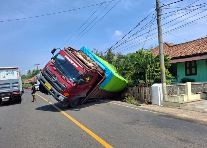 Truk Batubara Berulah, Pecah Ban Tabrak Pagar Rumah Warga