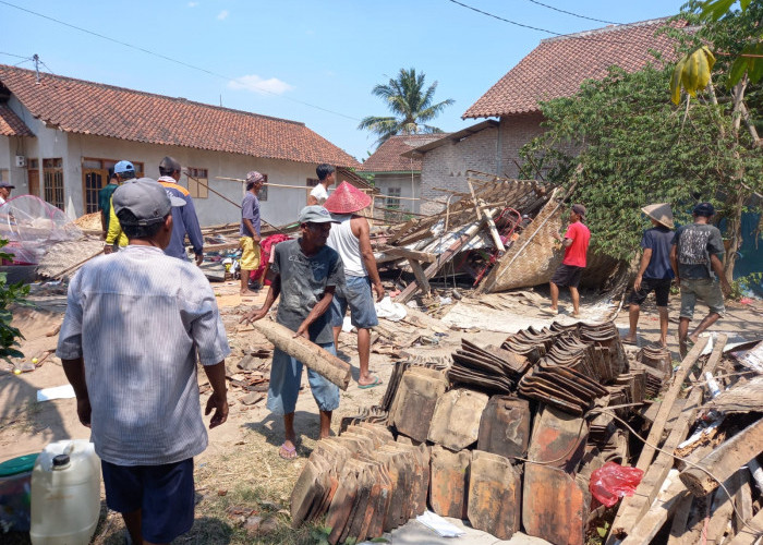 Angin Kencang, 2 Rumah di Pringsewu Lampung Roboh