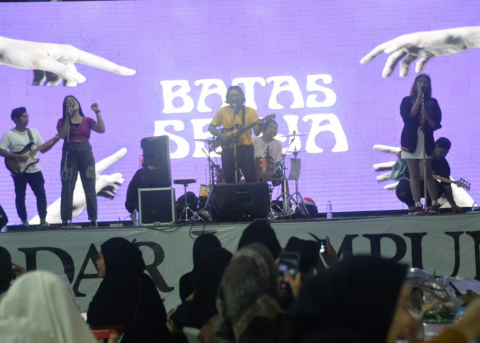 Batas Senja 'Hipnotis' Pengujung Nobar Piala Dunia dan Fun Food Festival Radar Lampung