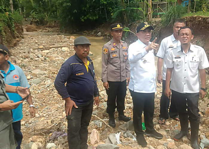 Pj. Bupati Tanggamus Lampung Tinjau Pekon Terdampak Banjir Bandang di Pematang Sawa, Diskes Buka Poskes