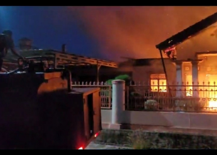 Malam Natal, Satu Rumah Besar Milik Pensiunan PNS Hangus Terbakar 