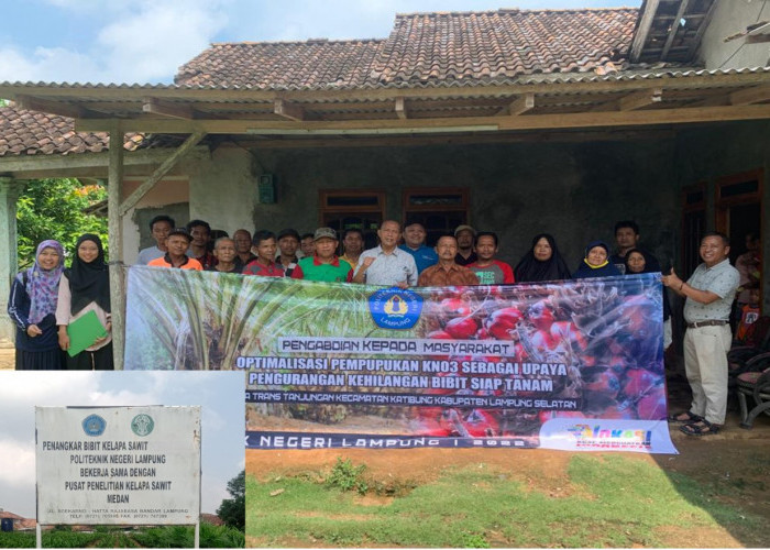 Tim PKM Jurusan Budidaya Tanaman Perkebunan Polinela Edukasi Petani Sawit di Desa Trans Tunjungan Lamsel