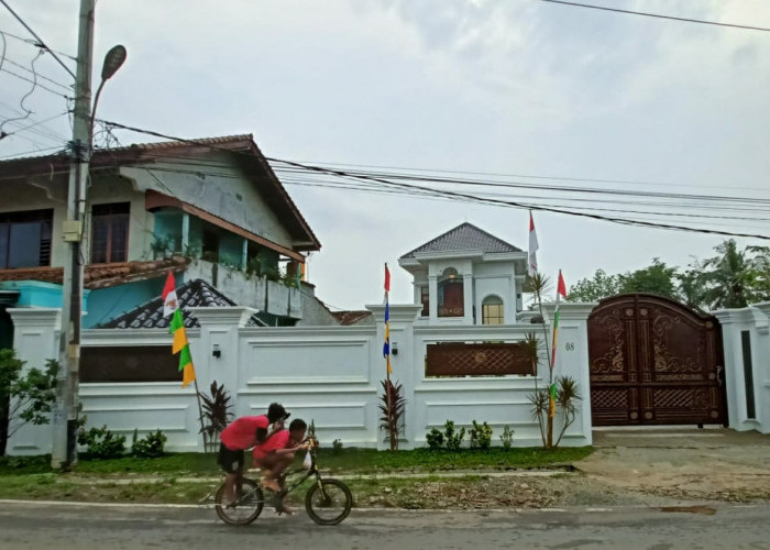 Di OTT KPK, Rumah Rektor Unila Karomani Terlihat Megah