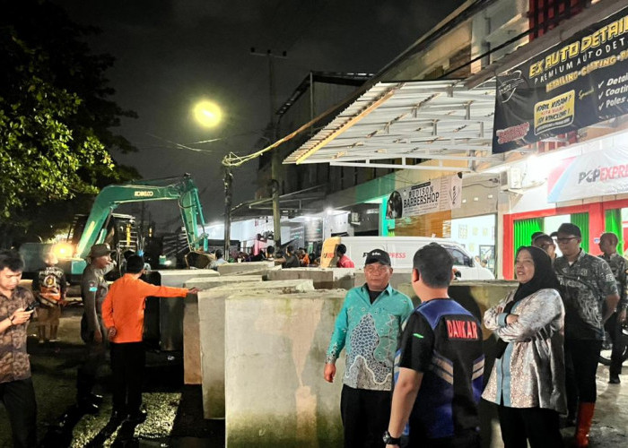 Gerak Cepat, Bunda Eva Tinjau Langsung Perbaikan Jalan HRM Mangundiprojo Hingga Malam Hari