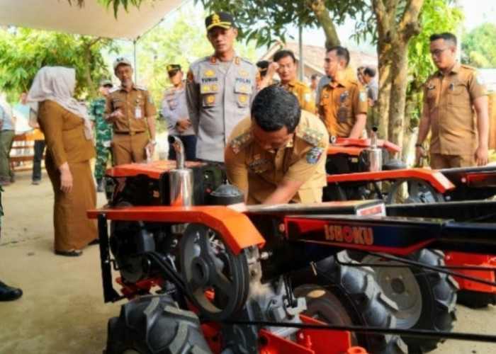 Dukung Swasembada Jagung dan Kendalikan Inflasi, Kelompok Tani di Gadingrejo Terima Bantuan Alsintan