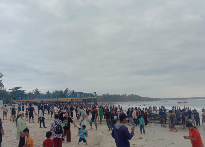 Liburan, Wisata Pantai Labuhan Jukung Diserbu Ribuan Pengunjung