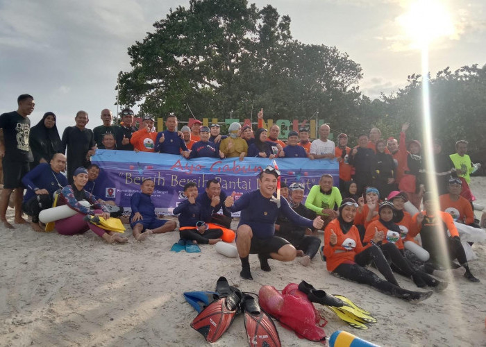Komunitas Perenang Laut Pantai Mutun dan Pantai Kunyit Bersih-bersih Pantai dan Laut