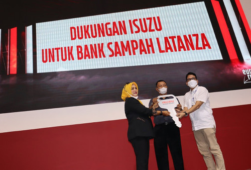 Isuzu Serahkan 1 Unit Mobil Operasional Kepada Bank Sampah Latanza di GIIAS 2022