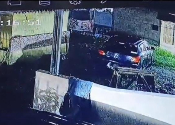 Terekam CCTV, Kawanan Pencuri Berhasil Gasak Mobil Kurang Dari Dua Menit