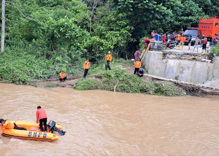 Terisolasi Karena Jembatan Putus, Siswa di Kecamatan Sukau ke Sekolah Dengan Perahu Karet 