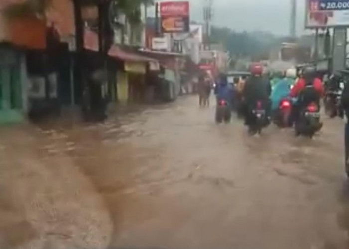 Hujan, Banjir Genangi Kawasan Jalan Yos Sudarso Panjang