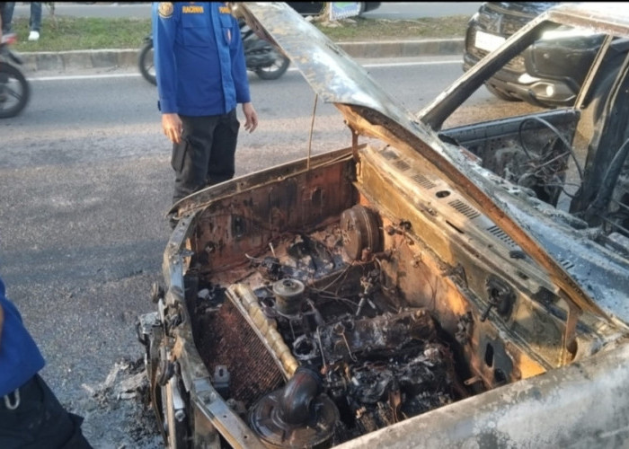 Mobil Kijang Kapsul Milik Warga Tanggamus Terbakar di Jalan Sultan Agung, Diduga Karena Hal ini