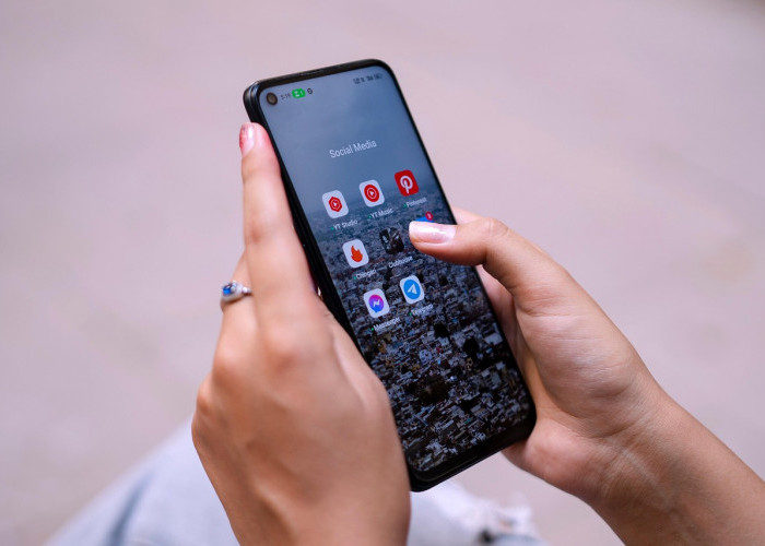 Layar Ponsel Anti Silau Makin Canggih, Tetap Nyaman Dipakai di Bawah Terik Matahari