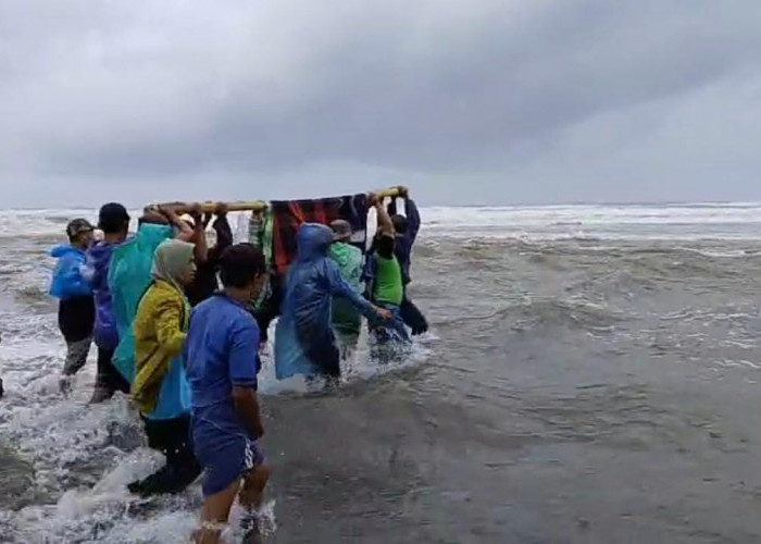 Perjuangan Warga Terpencil, Tandu Ibu Melahirkan Lewati Pinggir Pantai Meski Cuaca Ekstrem