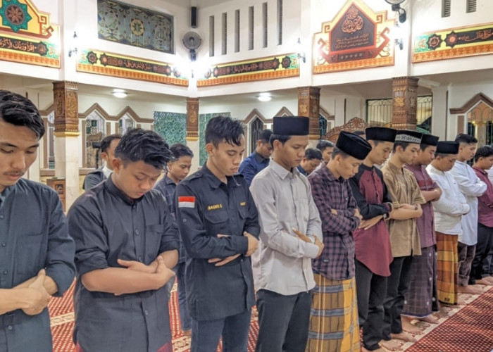 UTI Gelar Salat Berjemaah di Masjid Asmaul Yusuf, Makmurkan Masjid dengan Beragam Ibadah