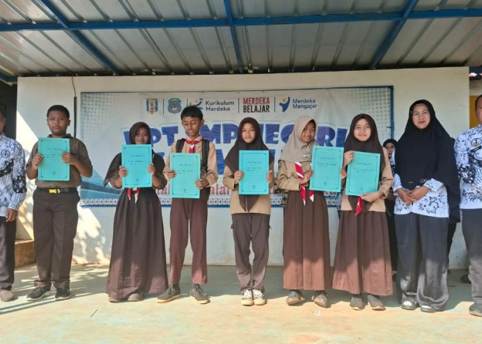 Bagikan Rapor, UPT SMPN 7 Banjit Umumkan Juara Kelas