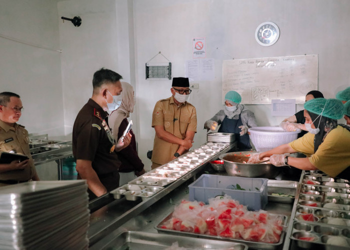 Tinjau MBG di Sekolah, Gubernur Mirza dan Kajati Temukan Sejumlah Catatan