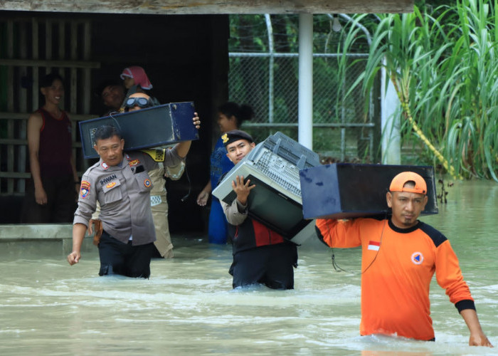 Sejumlah Wilayah Terendam Banjir, Polisi di Tubaba Bantu Evakuasi Warga