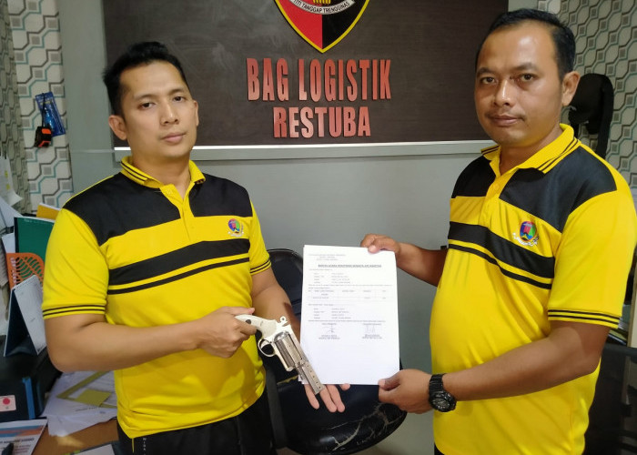 Warga Tulang Bawang Serahkan Senpi Revolver Ilegal ke Polisi, Bukti Kesadaran Hukum