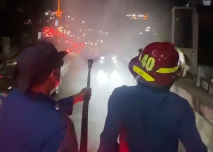 Siaga Debu Vulkanik Anak Krakatau Guyur Bandar Lampung, Pemkot Penuh Armada Semprot Jalan Protokol Malam Ini