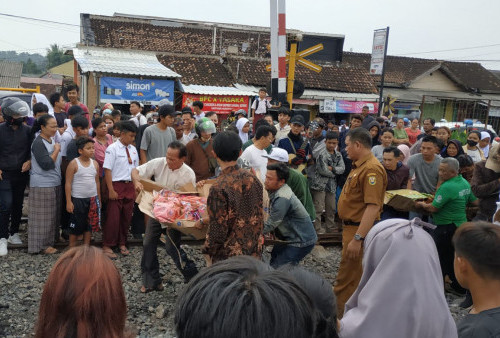 BREAKING NEWS: Siswi SMPN 8 Bandar Lampung Tewas Ditabrak KA  