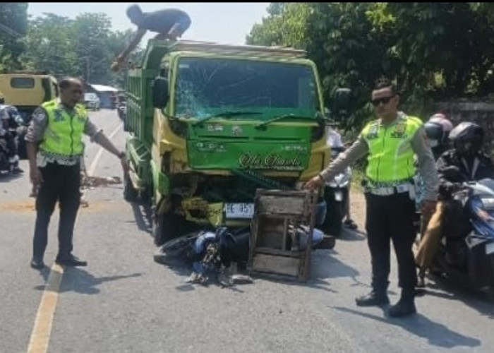 Gagal Nyalip di Tikungan Jalinbar Pajaresuk, Pemotor Asal Tanggamus Tewas Dihantam Truk Pasir